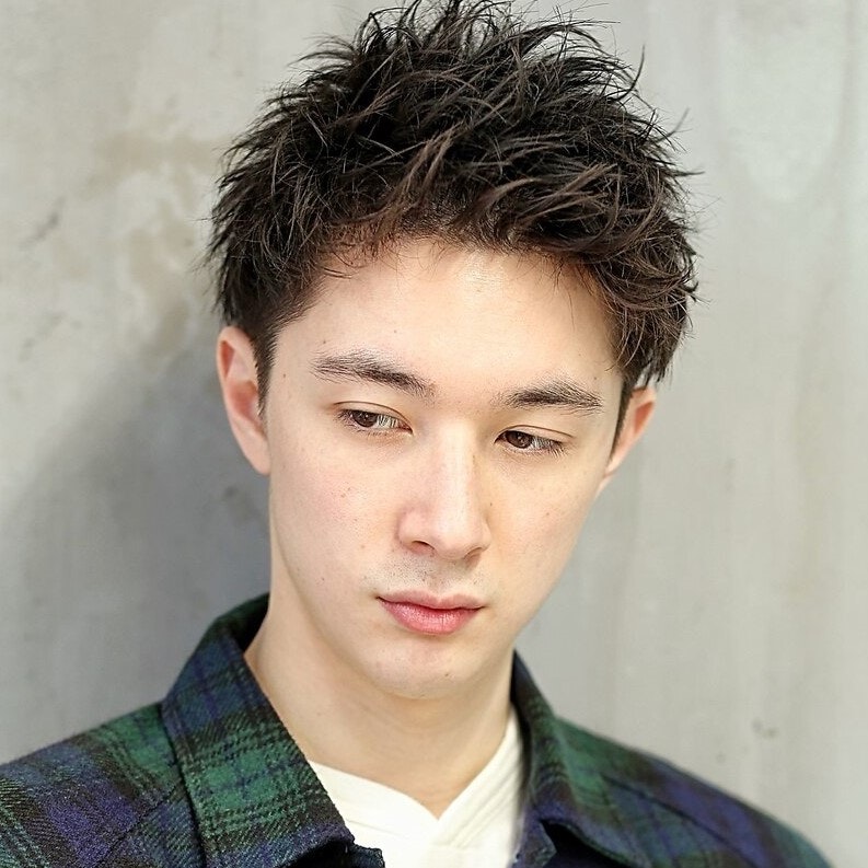 アップバングとは?メリットからレングス別ヘアカタログ&スタイリング方法までのサムネイル画像