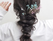 編み込みのやり方イラストガイド。崩れにくさの秘訣やアレンジお手本も解説