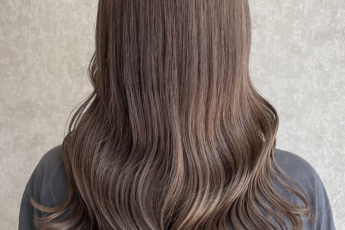 ミルクティーベージュってどんな髪色？ブリーチ有無の違いとヘアカラー見本集
