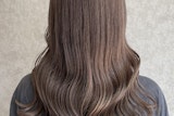 ミルクティーベージュってどんな髪色？ブリーチ有無の違いとヘアカラー見本集