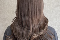 ミルクティーベージュってどんな髪色？ブリーチ有無の違いとヘアカラー見本集