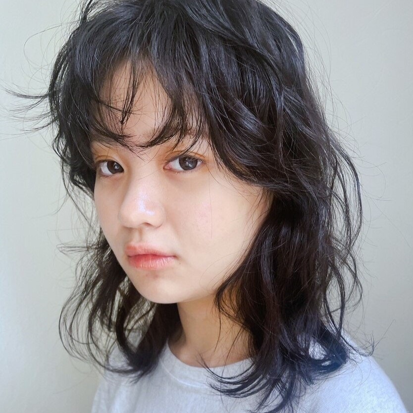 くせ毛にパーマはかけないほうがいい？かけるべき？気になるあれこれに回答のサムネイル画像