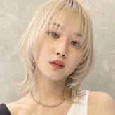 ホワイトブロンドってどんな髪色？ブリーチ回数から気になる色味のケアまで