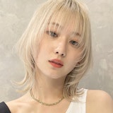 ホワイトブロンドってどんな髪色?ブリーチ回数から気になる色味のケアまで