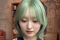 ミントグリーンってどんな髪色？ブリーチの必要性からパーソナルカラー別似合う色まで