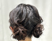 ツインお団子のやり方をイラスト解説。結ぶ高さやシーンに合わせたアレンジ見本も