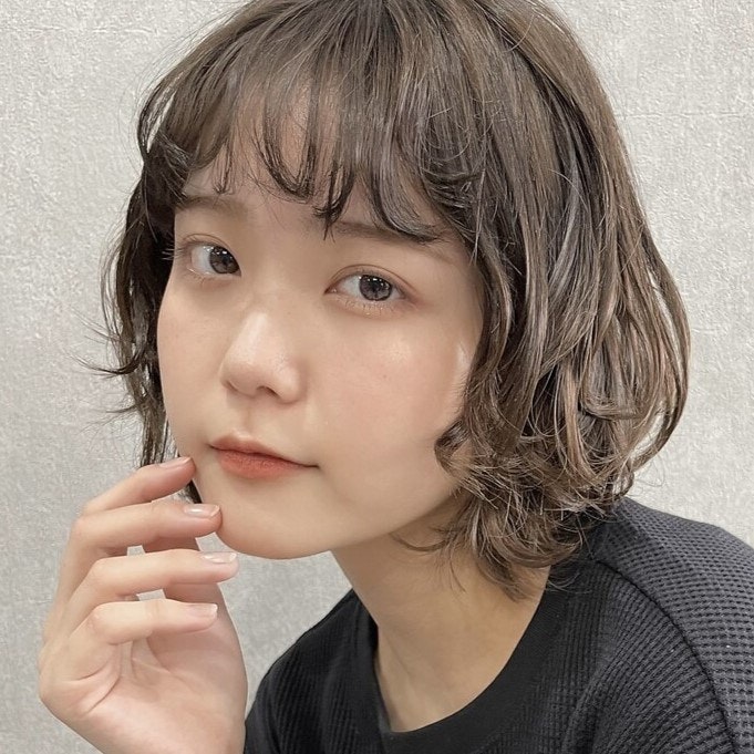 くせ毛の原因と6つの対処法。ヘアケアの見直しポイントとくせ毛の活かし方のサムネイル画像