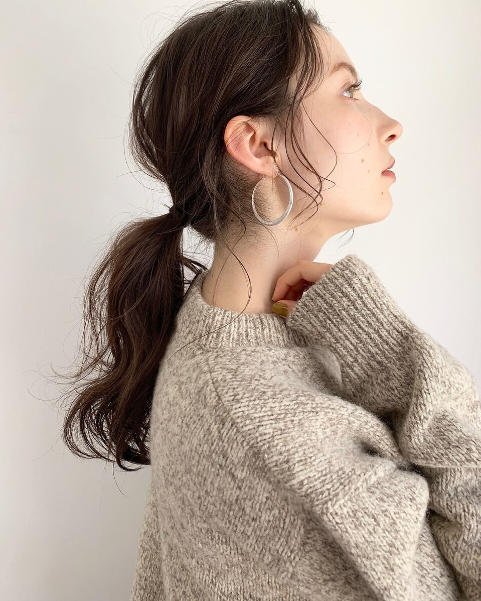 ポニーテールをオールバックアレンジに!メリットやアレンジ方法、見本スタイルを解説のサムネイル画像