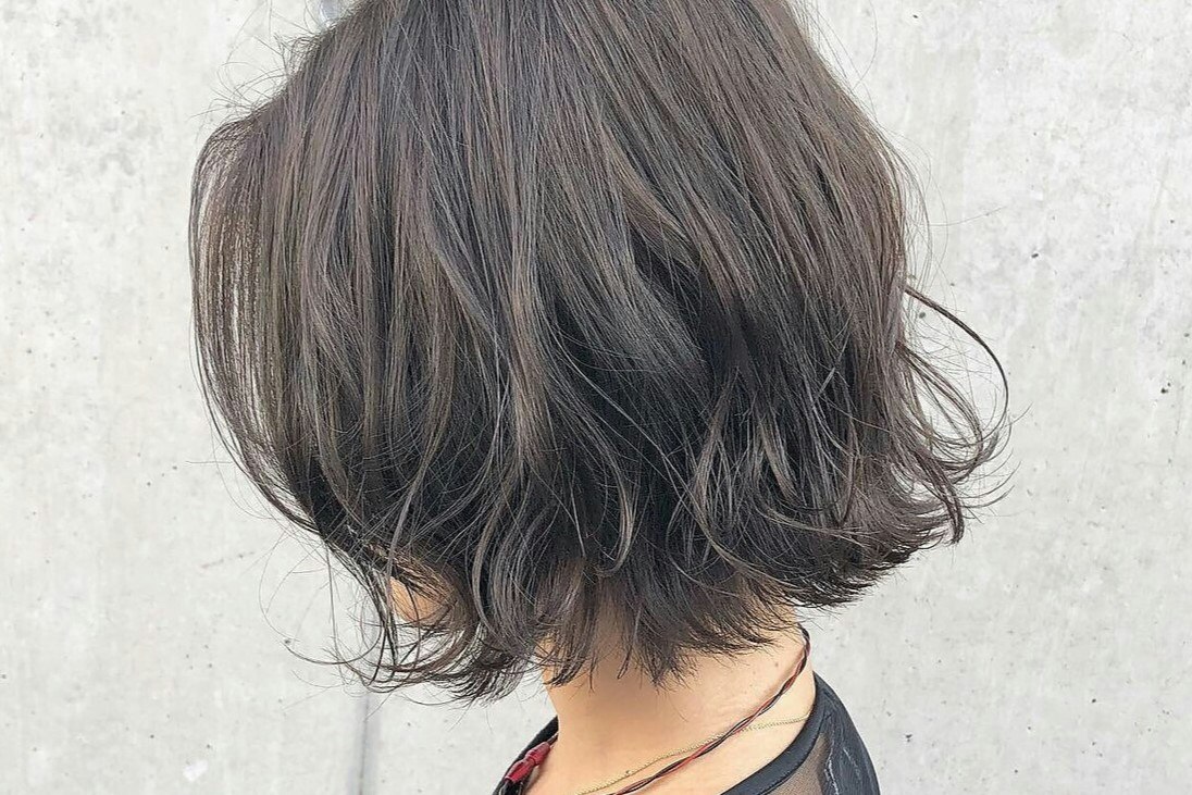 ブルーアッシュってどんな髪色？ブリーチの必要性から明るめ暗め別サンプルまでのサムネイル画像