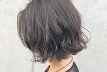 ブルーアッシュってどんな髪色？ブリーチの必要性から明るめ暗め別サンプルまで