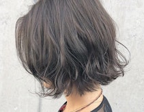 ブルーアッシュってどんな髪色?ブリーチの必要性から明るめ暗め別サンプルまで