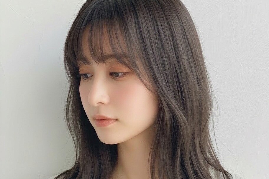 オリーブベージュってどんな髪色？特徴から明るめ暗めのカラーサンプル集まで