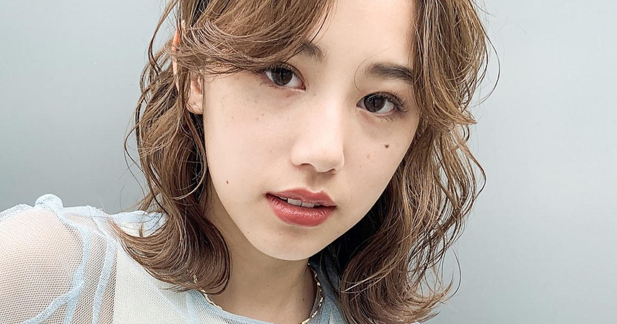 こなれ可愛いは ウェーブ巻き で作れる 簡単スタイリング方法とおすすめスタイルを紹介 ホットペッパービューティーマガジン こなれ可愛いは ウェーブ巻き で作れる 簡単スタイリング方法とおすすめスタイルを紹介 ホットペッパービューティーマガジン