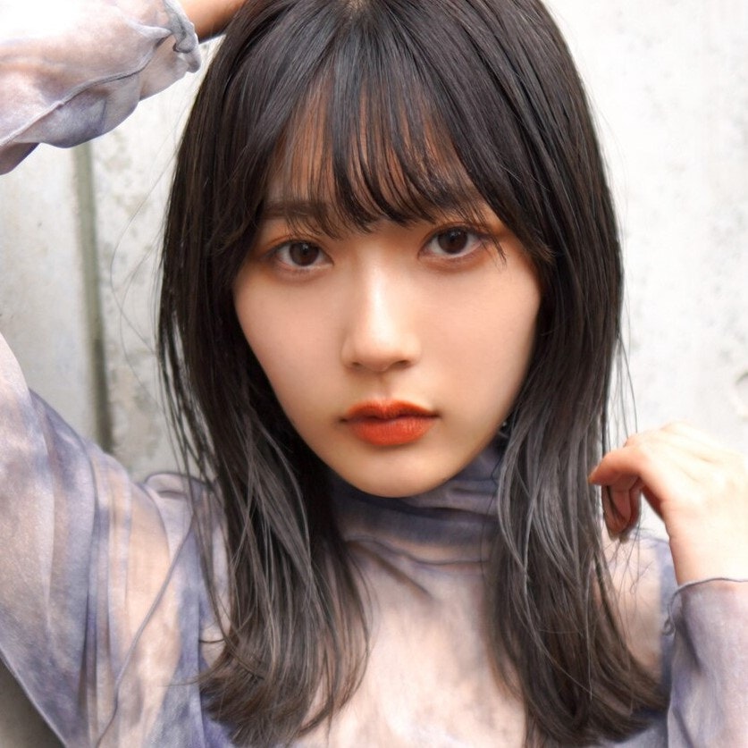 アッシュブラックってどんな髪色?ブリーチの有無や色落ちからスタイル見本までのサムネイル画像