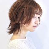 50代に似合うウルフカット見本集。くせ毛対策やスタイリング解説も