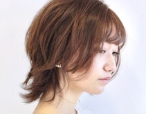 50代に似合うウルフカット見本集。くせ毛対策やスタイリング解説も