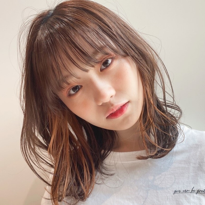 ミディアムヘアの巻き方速習法。イラストで学ぶコテ巻きガイド&お手本スタイルのサムネイル画像