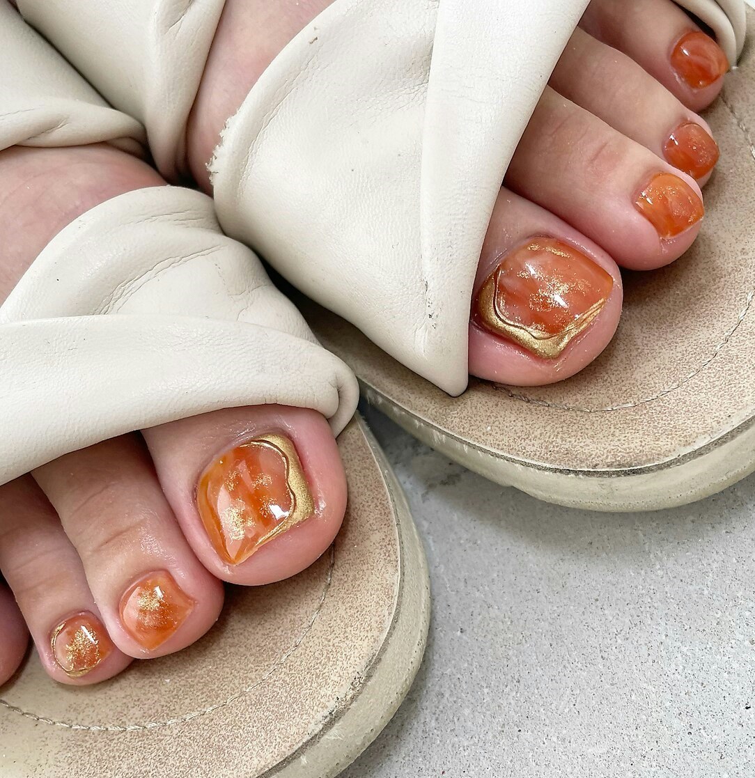 フットネイルで足先に彩りを。ネイル前に知りたい基礎知識&旬のデザインサンプルのサムネイル画像