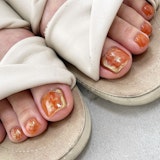 フットネイルで足先に彩りを。ネイル前に知りたい基礎知識&旬のデザインサンプル