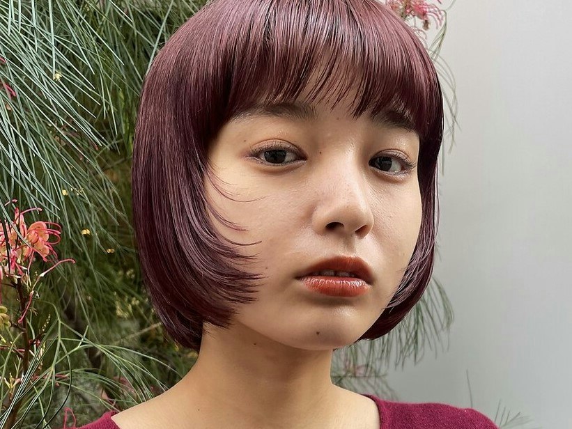 ボルドーってどんな髪色？ブリーチ有無から明るめ暗め別カラーサンプルまでのサムネイル画像
