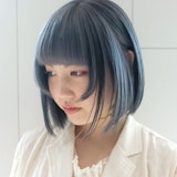 ブルーグレーってどんな髪色?どんなひとに似合う?ブリーチ回数から気になる色味のケアまで