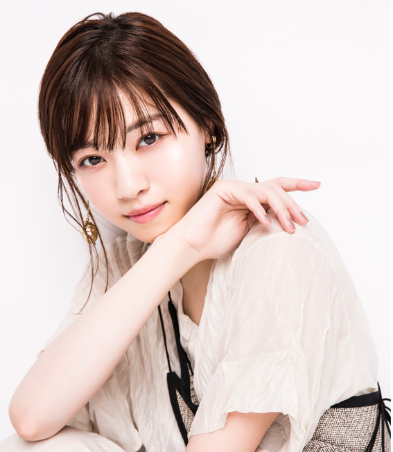 西野七瀬さんインタビュー「学生時代から前髪は自分で切るのがこだわりです」のサムネイル画像