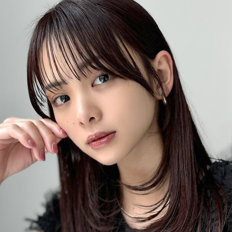 セミロング版ストレートヘアカタログ。おしゃれ見えする垢抜けポイントも解説のサムネイル画像