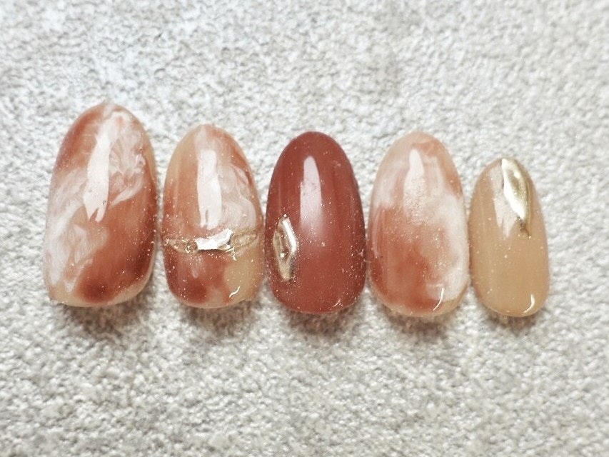 2023年秋ネイルガイド。カラーやデザインでみる10大最旬カタログ集のサムネイル画像