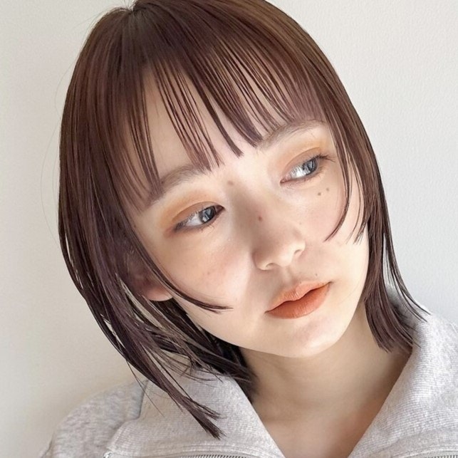 ミディアム版垢抜けストレートヘアカタログ。おしゃれ見えポイントとスタイル実例のサムネイル画像