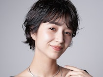 50代向け前髪ありのショートヘア。若々しく清潔感のあるヘアスタイルガイド