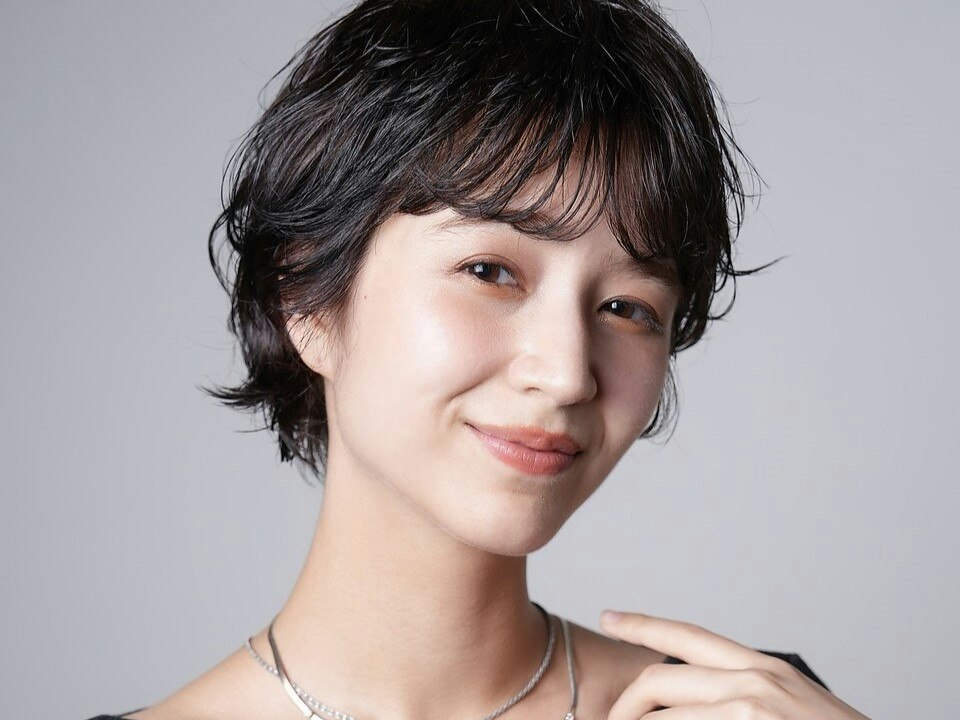 50代向け前髪ありのショートヘア。若々しく清潔感のあるヘアスタイルガイドのサムネイル画像