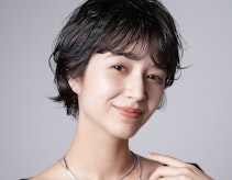 50代向け前髪ありのショートヘア。若々しく清潔感のあるヘアスタイルガイド