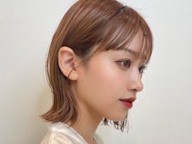 オレンジベージュってどんな髪色？似合う人やブリーチの必要性、明るさ別色見本