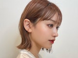 オレンジベージュってどんな髪色？似合う人やブリーチの必要性、明るさ別色見本