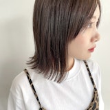 切りっぱなしミディアムヘア2022年最新版。前髪の有無別ヘアカタログ