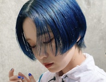 ブルーの髪色ってどんな色?ブリーチの有無から色落ち、カラーカタログまで