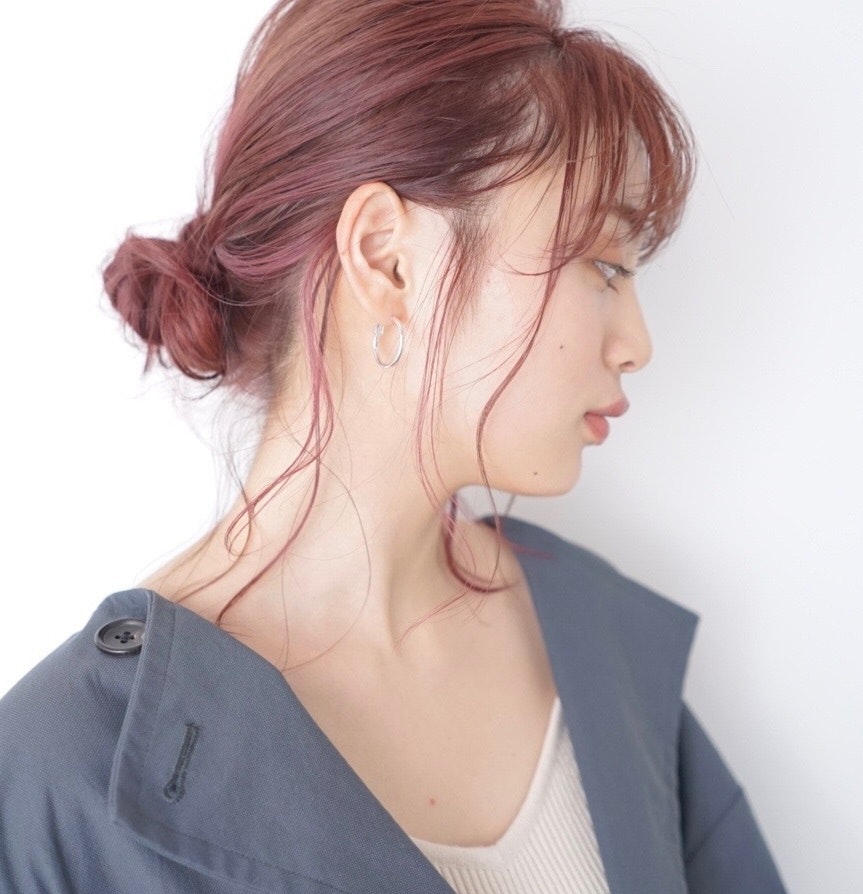 メッシーバンとは?旬なヘアアレンジの作り方と参考スタイル集のサムネイル画像
