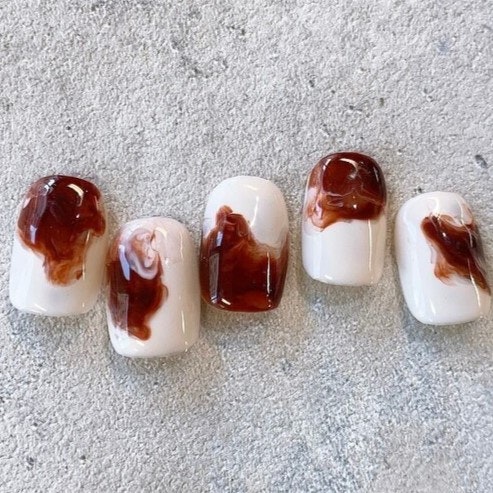 ラテネイルでおしゃれを格上げ。デザインの特徴&オーダーに役立つカタログ見本のサムネイル画像