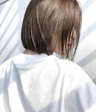 ミントベージュで透け感ヘアに。柔らかさと透明度が加わったトレンドヘアリスト					 					