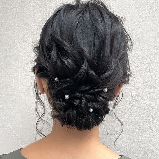 結婚式の髪型に悩んだら。お呼ばれマナーからおすすめヘアアレンジまでのサムネイル画像