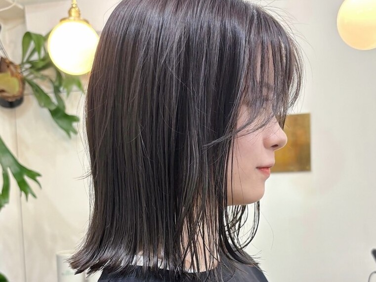 アッシュグレーってどんな髪色?ブリーチの有無や明るさ別カラー見本