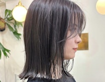 アッシュグレーってどんな髪色?ブリーチの有無や明るさ別カラー見本