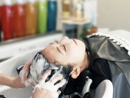 髪のパサつきをなんとかしたい。今日から始めるヘアケア方法まとめのサムネイル画像
