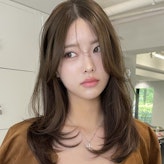 オリーブベージュってどんな髪色？特徴から明るめ暗めのカラーサンプル集まで