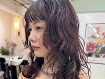 パープルブラックってどんな髪色？ブリーチ有無やレングスで見る参考カタログ集