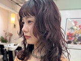 パープルブラックってどんな髪色？ブリーチ有無やレングスで見る参考カタログ集