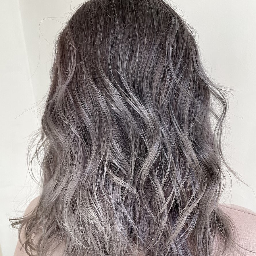 シルバーアッシュってどんな髪色?特徴や魅力からトーン別カラーサンプルまでのサムネイル画像
