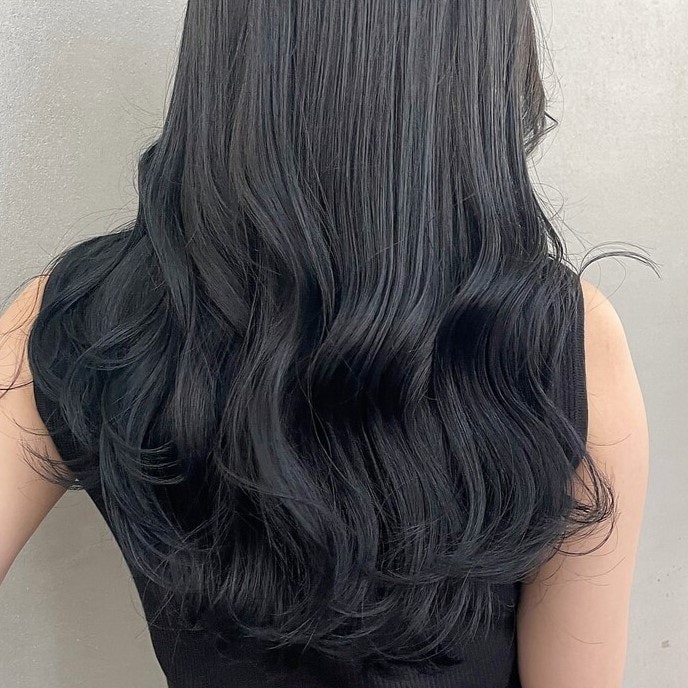 ブルーブラックってどんな髪色?染めるニーズでみる色味の違いやトーン別サンプル集のサムネイル画像