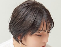 オリーブアッシュってどんな髪色?ブリーチ有無・色落ちガイドと明るさ別色見本