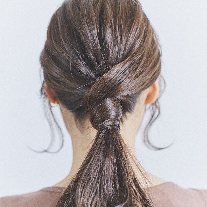 一つ結びの基本と応用。おしゃれに見せるコツと長さ別の人気スタイルを紹介のサムネイル画像